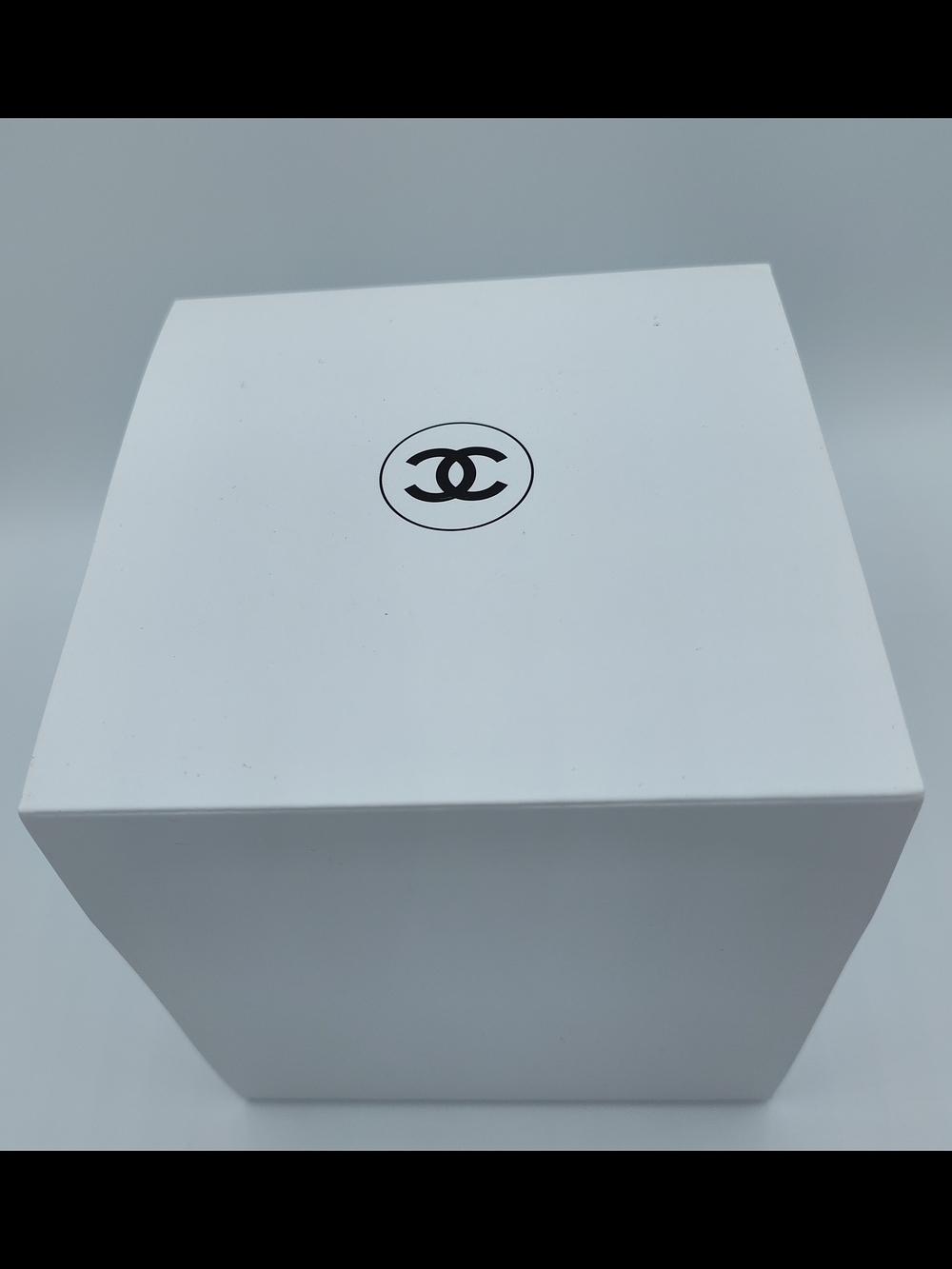 CHANEL Fine Jewelry White and Gold Gift Box Snow Globe - Picture 2 of 6